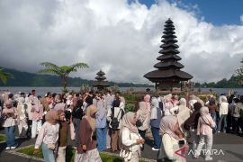 Liburan panjang, pengunjung Ulun Danu Beratan membludak