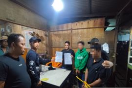 Satreskrim Polres Pasaman Barat tangkap dua pelaku penganiayaan dan penusukan di Rokan Hulu Riau