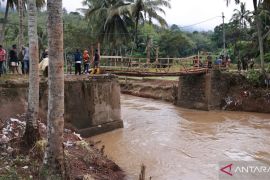 Pasca banjir, 300 jiwa di Nagari Taluk Tanah Datar lewati jembatan darurat