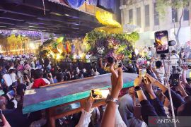 Ribuan warga padati jalan tonton Surabaya Vaganza "Festival of Lights"