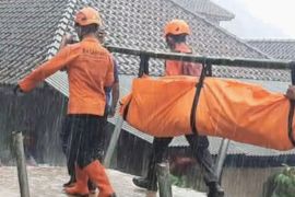 Dua korban longsor di Curug Cileat Subang ditemukan tertimbun tanah sedalam 2 meter
