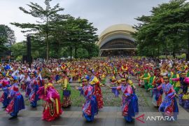 Thousands perform giant ondel-ondel dance at TMII