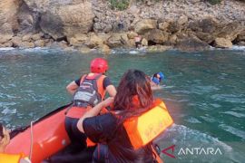 Tim SAR evakuasi delapan korban perahu terbalik di Aceh Besar