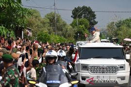 Prabowo minta Pindad desain mobil kepresidenan khusus sapa rakyat