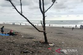 Petugas gabungan patroli ke sejumlah pantai di selatan Cianjur