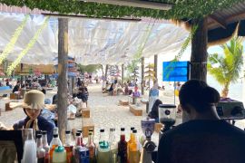 Ada caffe chill, wisatawan padati pantai Cemara Kembar