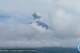 Gunung Semeru erupsi tiga kali pada Minggu pagi