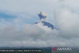 Gunung Semeru tiga kali meletus pada Ahad pagi