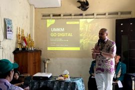 HIMA Ekonomi Syariah UHW Perbanas dampingi digitalisasi UMKM