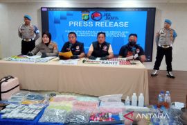 Polisi ungkap WNA China produksi 824 buah etomidate siap edar