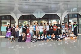 PLN UIW NTB berbagi kebahagiaan bersama anak yatim Desa Teros