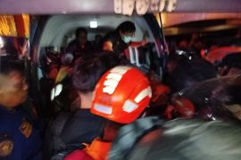 Tim SAR gabungan mengevakuasi korban meninggal kebakaran Megamall Manado