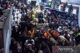 Kirab Mahkota Binokasih di Bandung