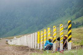 Wisatawan Bromo kini lebih aman: Ratusan patok beton mulai batasi area Kaldera