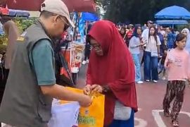 DLH Kota Mataram bagi "eco bag" untuk kurangi kantong plastik sekali pakai