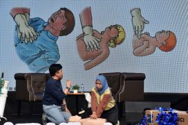 Pemeriksaan kesehatan gratis dan pelatihan bantuan hidup dasar di Milad ke-13 RS UMMI Bogor