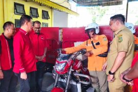 PDI Perjuangan Medan dan ahli waris Abdul Radjab serahkan 7 motor sampah ke Medan Helvetia