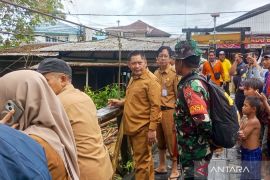 Bupati HST kerahkan petugas gabungan bersihkan ranting penghambat aliran sungai