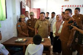 Di SMP Negeri 4 Pematangsiantar, Wesly pimpin upacara dan pantau MBG
