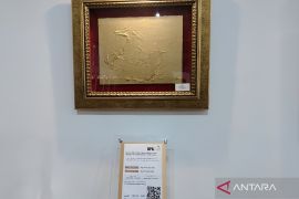 BPA lelang lukisan emas dan replika kursi Firaun