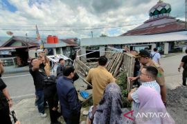 Plt Bupati Rejang Lebong ajak warga gotong royong perbaiki jalan
