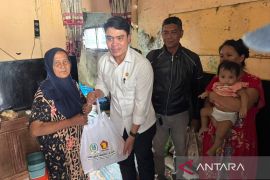 Anggota DPRD Jatim tinjau penerima manfaat BSPS di Surabaya