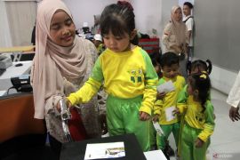 Penguatan literasi dasar siswa PAUD di Kantor Pos