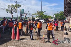 Aksi 1001 Sapu sambut HUT ke-66 SMPN 2 Blora