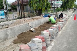 Penataan trotoar depan eks Bandara Selaparang ditarget selesai Juni