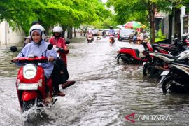 BMKG Makassar sebut anomali hujan di musim kemarau dipicu atmosfer global