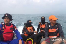 Tim SAR gabungan cari ABK hilang saat mencari ikan di perairan Lamsel