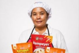 Martalena berhasil olah ikan invasif Danau Toba Red Devil menjadi makanan ringan