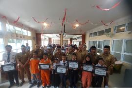 Pemkot Bukittinggi salurkan santunan kebakaran untuk 15 pelajar dan satu guru