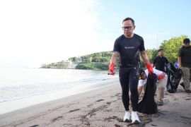Wamendagri dan Praja IPDN NTB bersihkan Pantai Senggigi