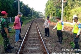 Pria tanpa identitas ditemukan tewas tertabrak KRL di Lenteng Agung