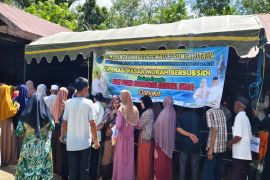 Warga desa Air Tawar HSU serbu pasar murah bersubsidi
