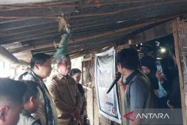Menteri PKP dan Mendagri meninjau program bedah rumah di NTB