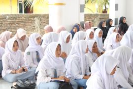 Kejari Lombok Tengah edukasi santri mencegah cyberbullying dan seksual