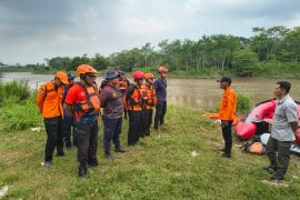 Basarnas lakukan pencarian warga hanyut di Sungai Brantas
