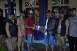 Wabup HSS serahkan bantuan bagi warga terdampak banjir