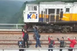 KAI Daop 2 Bandung larang warga aktivitas termasuk selfie di jembatan kereta api