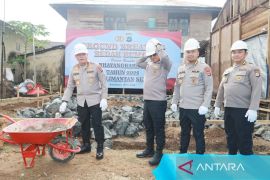 Polda Kalsel bedah dua rumah warga kurang mampu di Banjarbaru&nbsp;