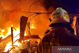 Dua rumah di Jaktim terbakar, diduga akibat korsleting listrik