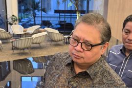 Permintaan dolar AS yang tinggi tekan rupiah hingga Rp17.700