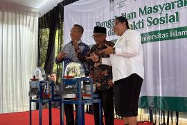 UII memberikan bantuan mesin pencacah pisang untuk UMKM Gunungkidul