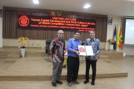 Konjen Jepang paparkan keunikan budaya kerja warganya di FISIP Unej