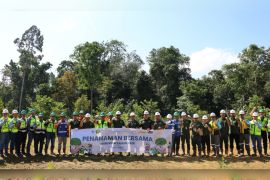 PT SMM tanam 160 bibit buah lokal di SMK Maharati peringati Hari Bumi 2026