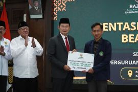 Pemkab Lamongan salurkan beasiswa pendidikan Rp375,9 juta