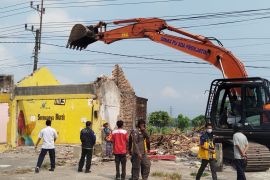 Petugas gabungan bongkar bangunan liar di jalur Ponorogo-Pacitan