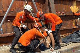 Tim SAR Jambi evakuasi tiga pekerja keracunan dalam kapal tongkang